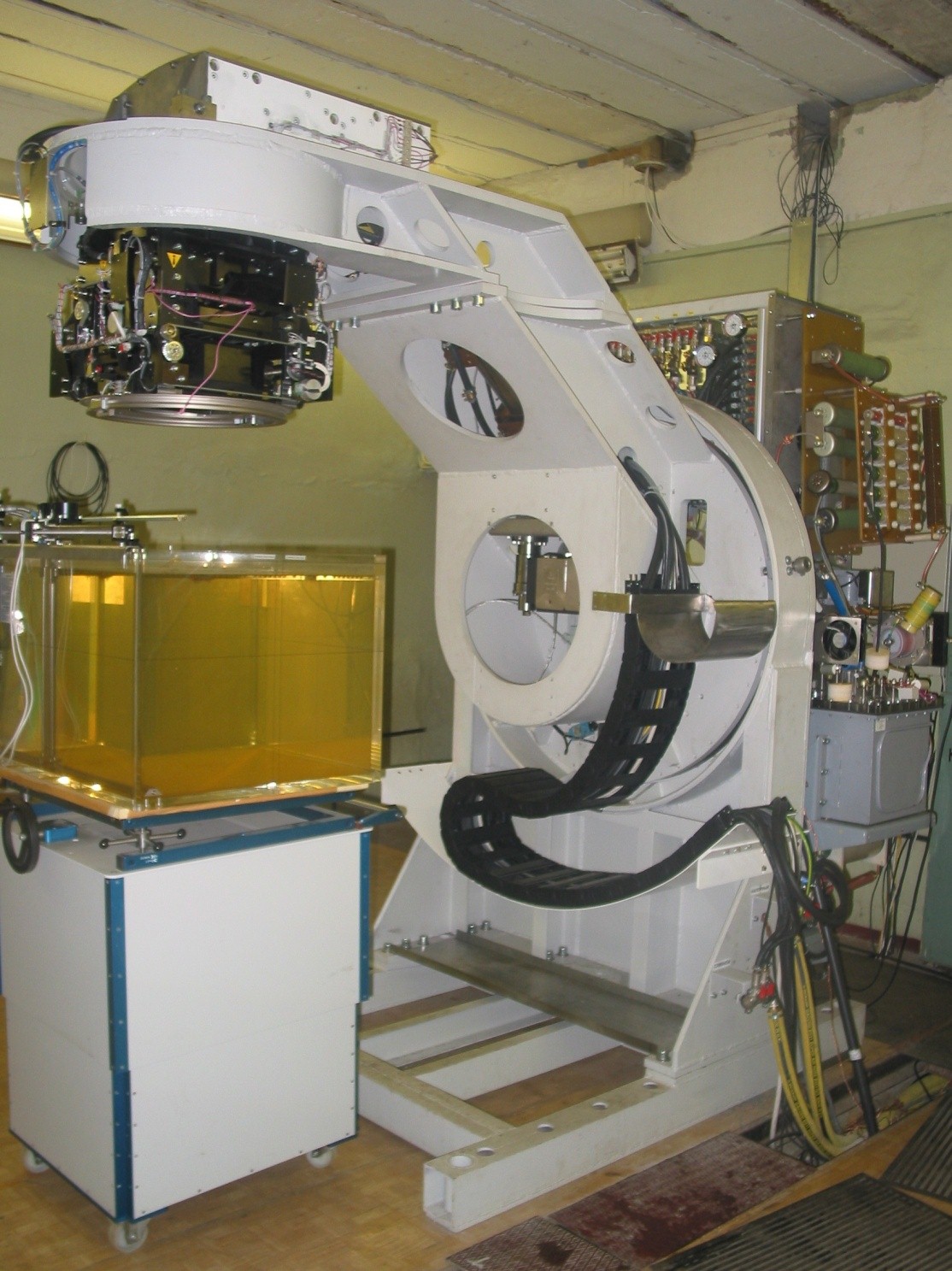 Излучатель ускорителя «Эллус-6М» в процессе технических испытаний: проводится измерение дозовых полей в водном фантоме