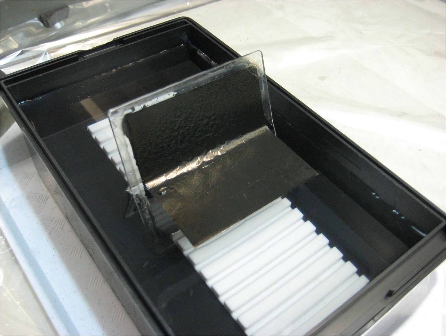 Процесс отделения углеродной фольги от подложки в дистиллированной воде 